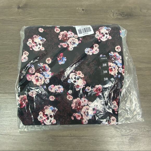 Torrid Black&Pink Floral Skull Luxe Ponte Pixie Pants Sz.3 NWT - Picture 7 of 9